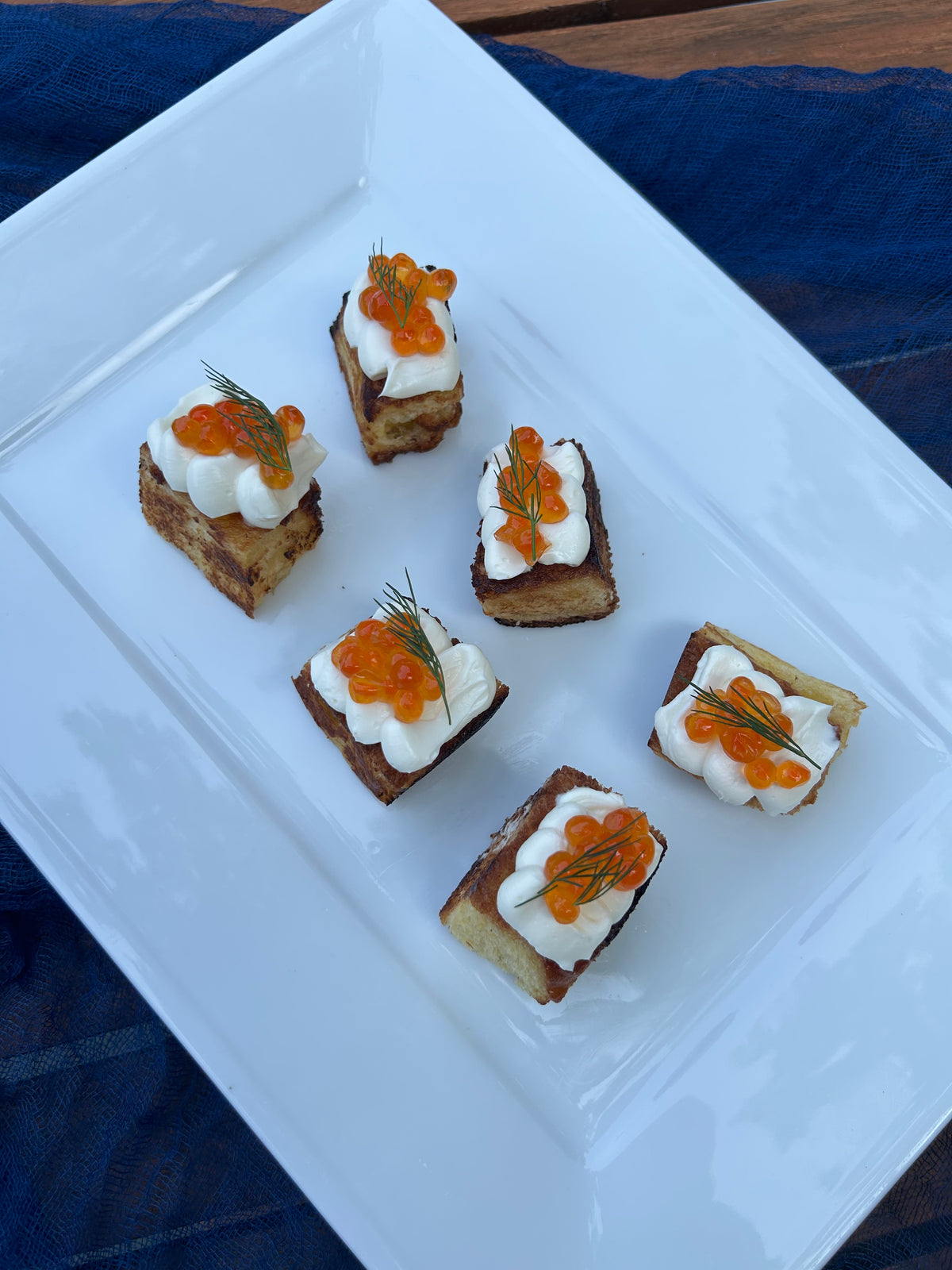 TOASTED BRIOCHE BITES WITH CREAM CHEESE AND SALMON ROE– Plaza De Caviar